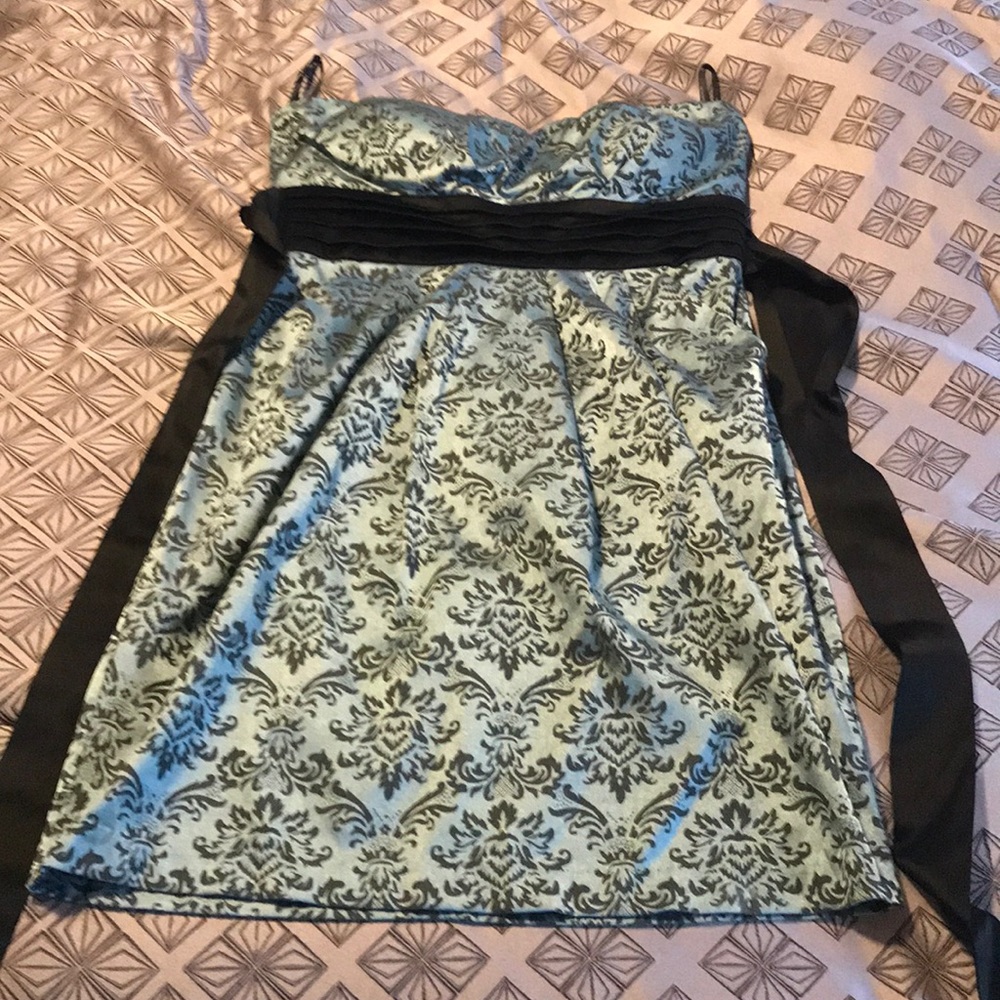 Strapless dress with damask pattern